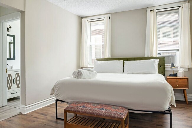 5920 Bedroom - 5918 Wanda Ave