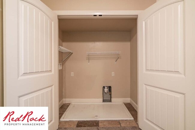 Building Photo - Beautiful Southgate Townhome!