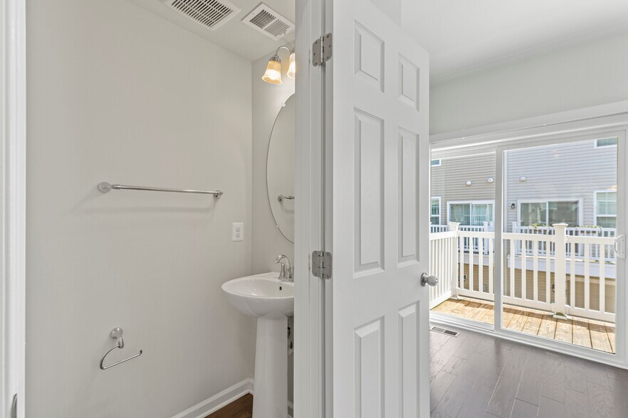 Main Floor Half Bath - 7125 Rowlock Aly