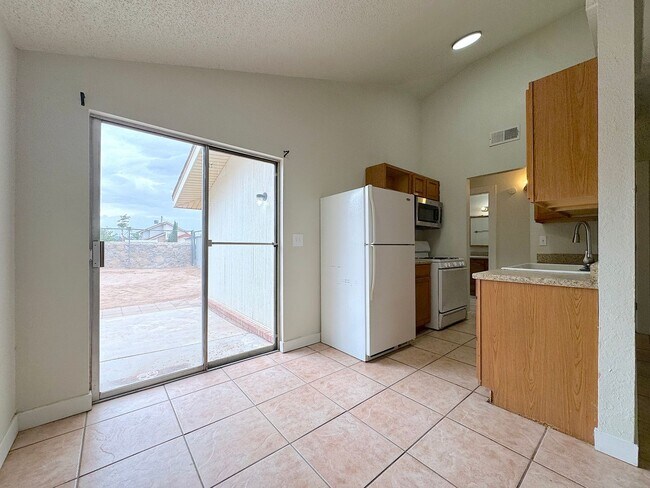 Building Photo - Northeast El Paso 2 bed Refrig A/C Duplex