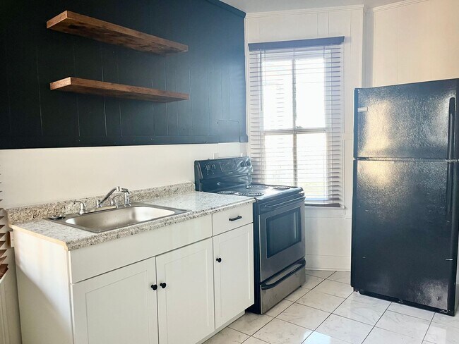 Building Photo - 741 Riverside Ave