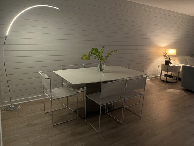 Building Photo - 995 La Guna Dr