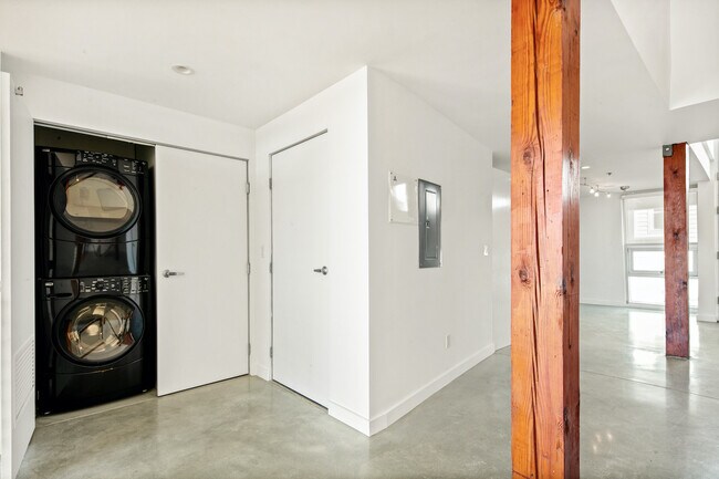 Building Photo - 615 Hampton Dr