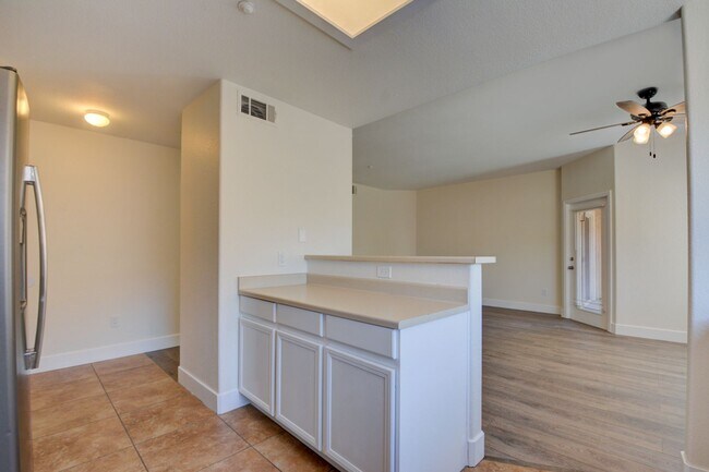 Building Photo - Beautiful 2BR / 2BA Renovated / Modern Condo In A Gated Complex.