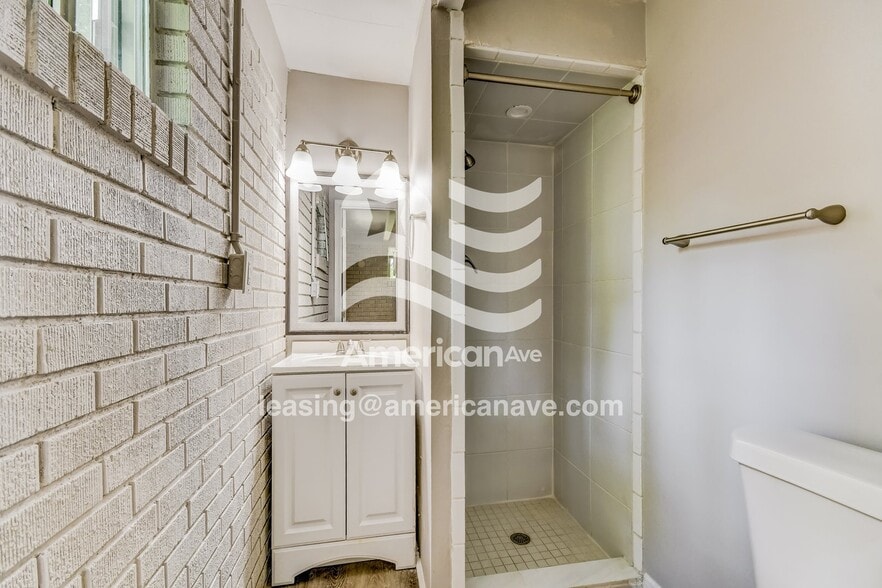 Building Photo - 3920 Parkwood Rd