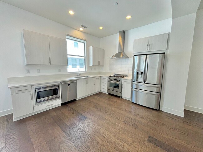 Building Photo - Spacious Light-Flooded 3-Story Silver Lake...