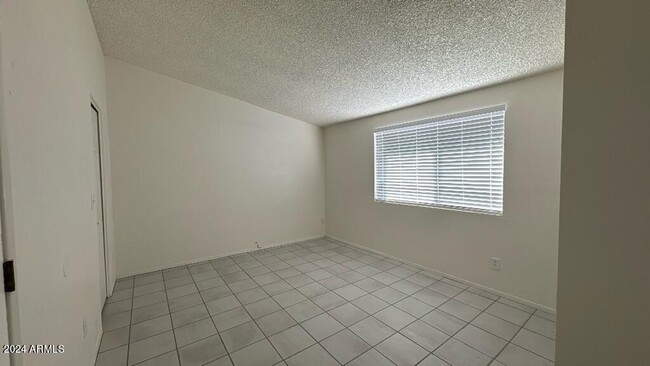 Building Photo - 3850 Blackbird Dr