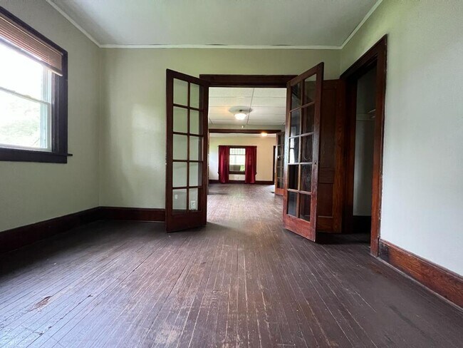 Building Photo - 614 E Broadway St