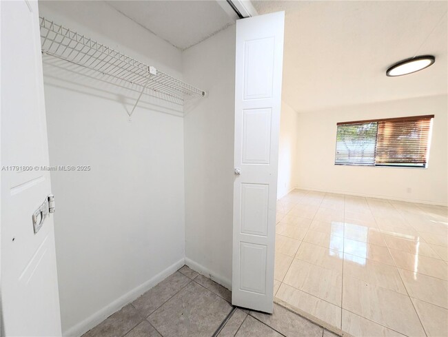 Building Photo - 310 Lakeview Dr