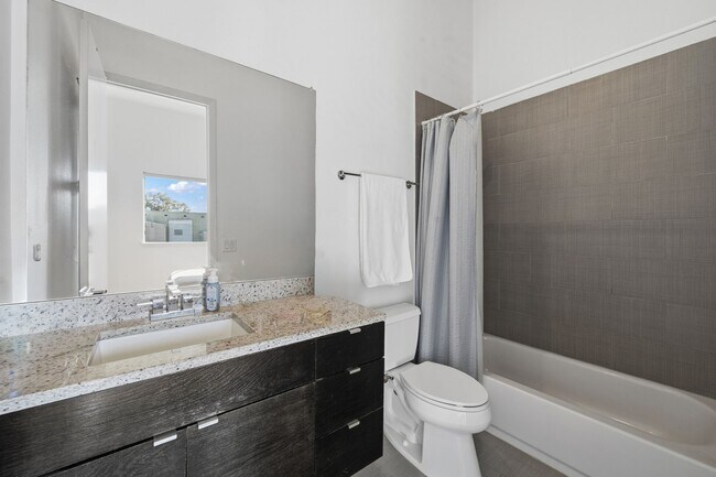 Building Photo - 3302 Lake St