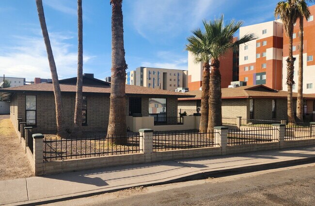 Building Photo - GCU Students Welcome! Updated 2-Bedroom Unit For Lease