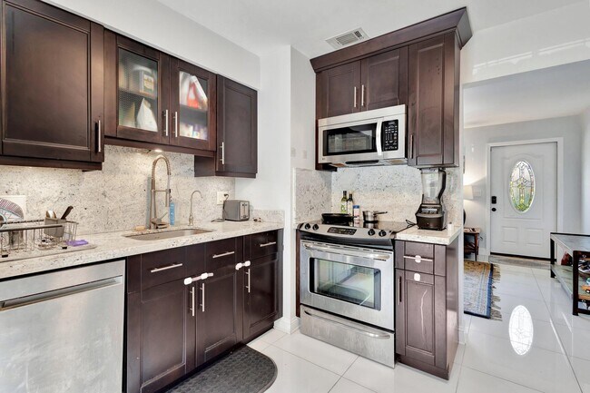 Building Photo - 227 NE 12th St