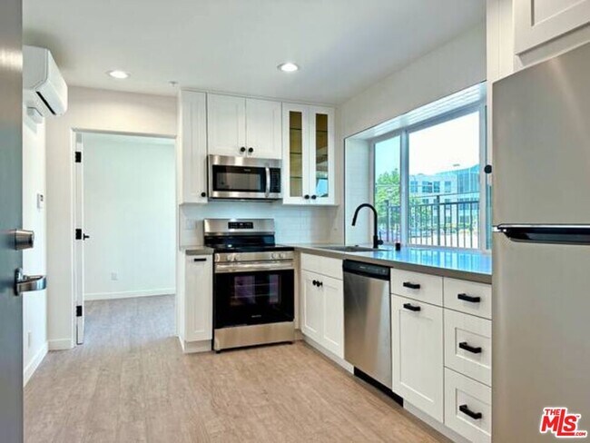 Building Photo - 10560 Santa Monica Blvd