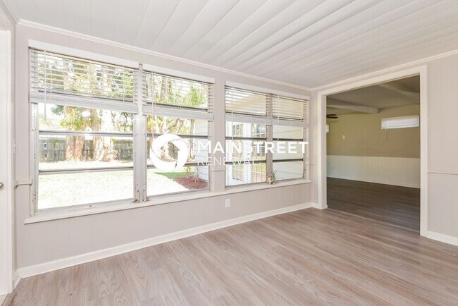 Building Photo - 3 Bedroom Pet-Friendly Home in Sarasota, FL with Main Street Renewal