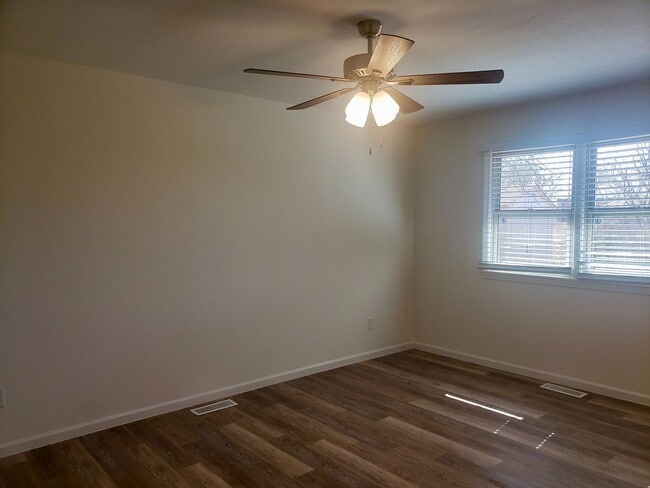 Building Photo - Primrose Market Place - Battlefield Mall A...