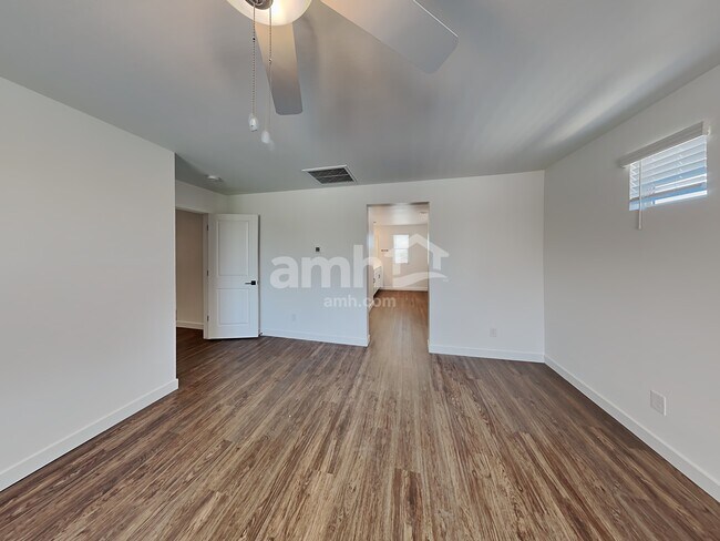 Building Photo - 4137 S 105th Dr