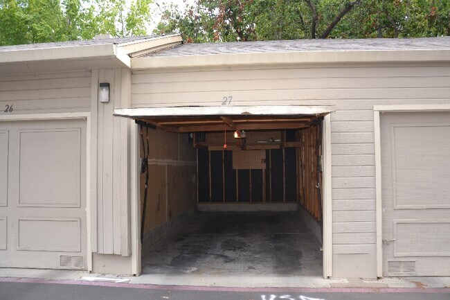 Building Photo - 1420 Foothill Meadows Ct