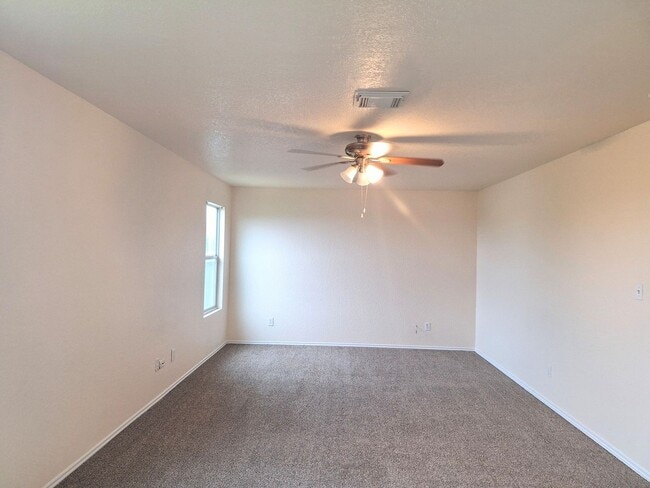 Building Photo - ~~$300 Off 3rd Months Rent~~Spacious 4 bed...