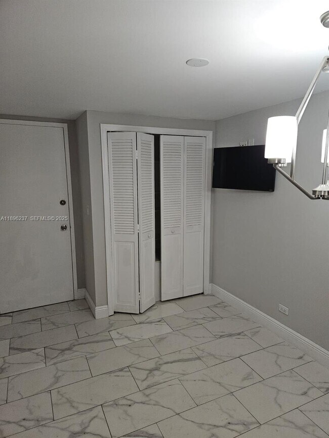 Building Photo - 1800 NE 114th St