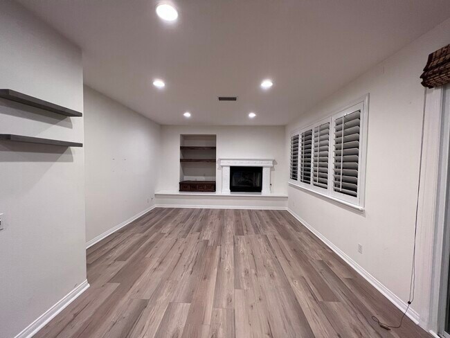 Building Photo - 3639 El Encanto Dr