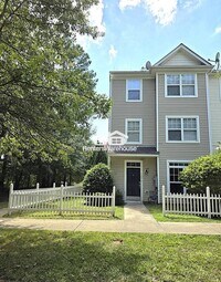 Building Photo - Great 3-bedroom End Unit!