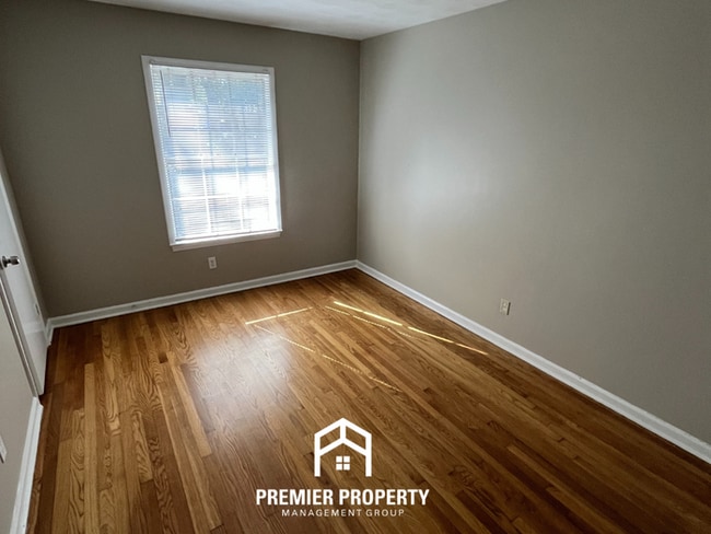 Building Photo - 1601 Favell Dr