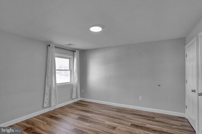 Building Photo - 933 N Hanover St