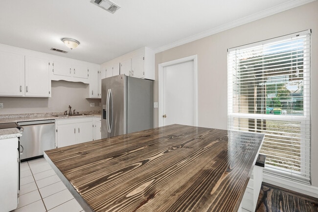 Building Photo - 266 Honeysuckle Way