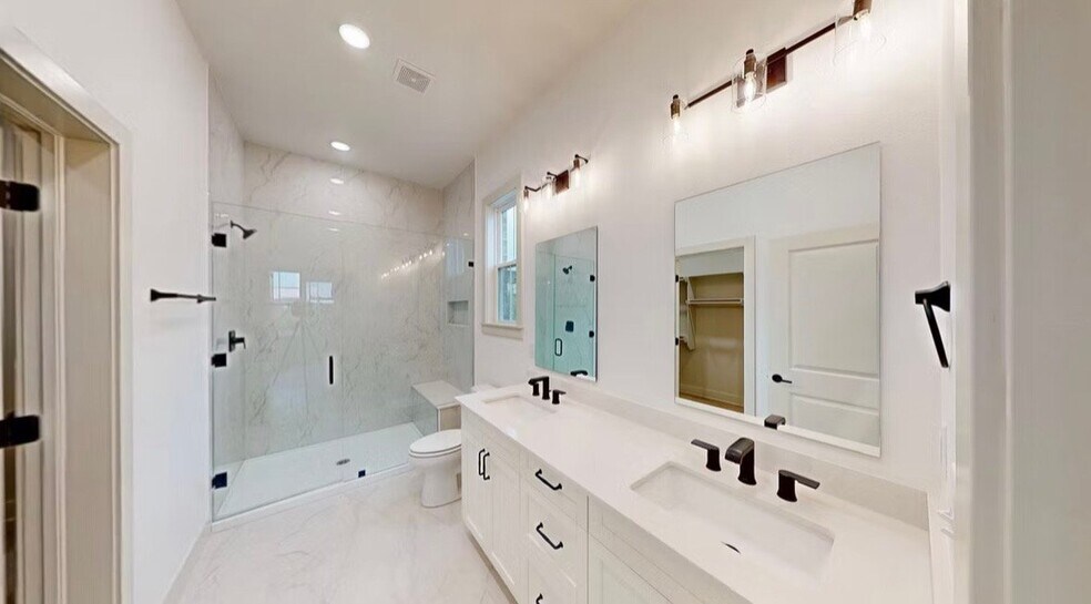 Building Photo - 5902 S Bellview Rd