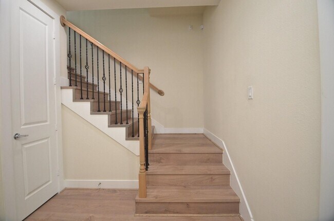 Building Photo - 2616 Riverside Dr