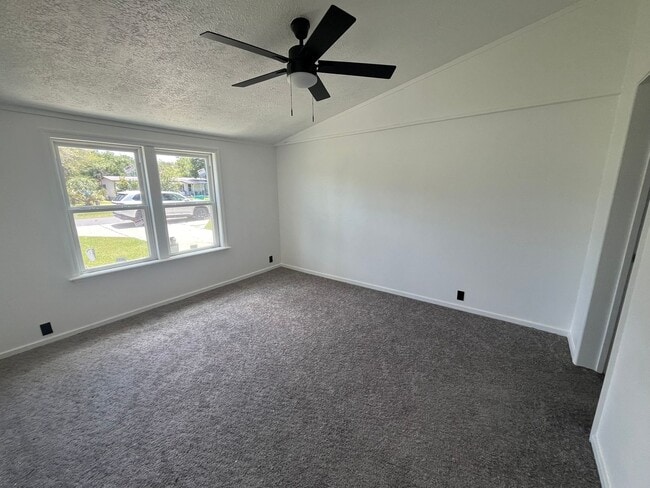 Building Photo - 3/2/1 on over 1/2 Acre