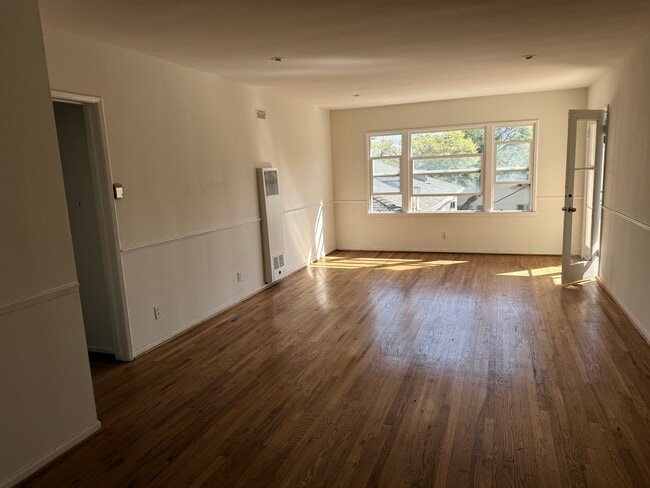 Building Photo - 408 N Doheny Dr