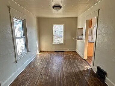 Building Photo - Charming single-family home featuring 3 spacious bedrooms and 1 full bathroom.