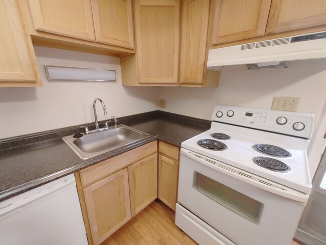 Building Photo - 2 Bed/1 Bath Townhouse
