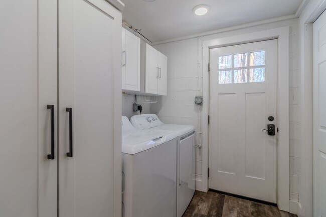 Building Photo - Quiet Cottage in the Trees