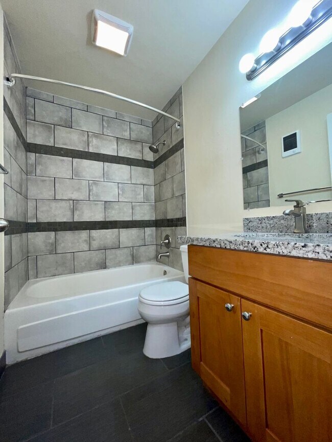 Building Photo - Spacious Top Floor One Bedroom With Front ...