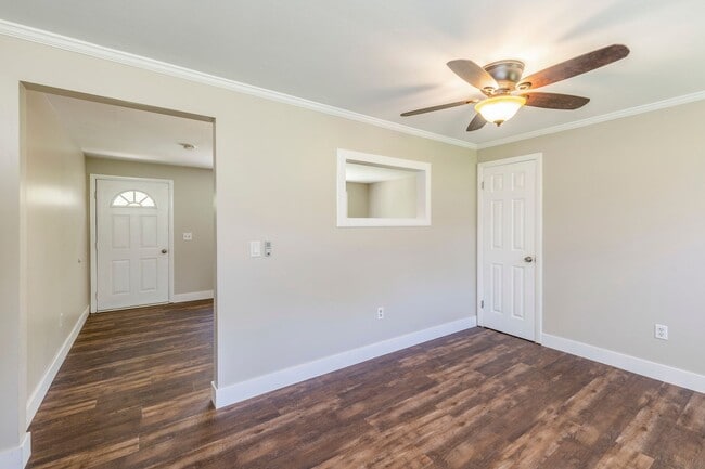 Building Photo - Renovated Ranch 3 BR/1BA/1 car garage w Fu...