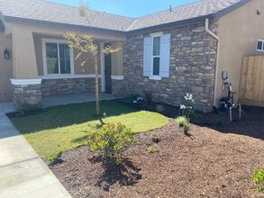 Building Photo - 3 Bedroom 2 Bathroom Home in Arbor Gates Gated Community!