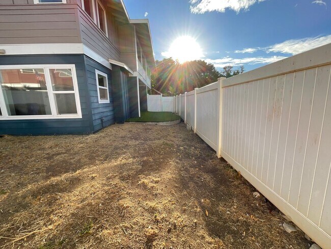 Building Photo - 4 Bedroom 2.5 Bath, 2 Car garage, Solar pa...
