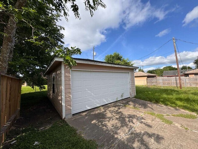 Building Photo - BEAUTIFUL HOME IN ANGLETON. MOVE IN READY!.