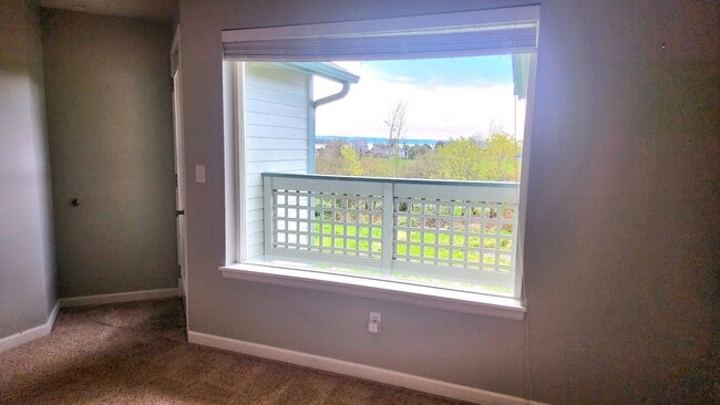 Building Photo - Lovely Oak Harbor Living and Pet Friendly!!