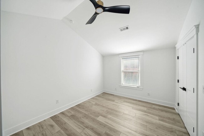 Building Photo - Tastefully Renovated Downtown Charleston Home