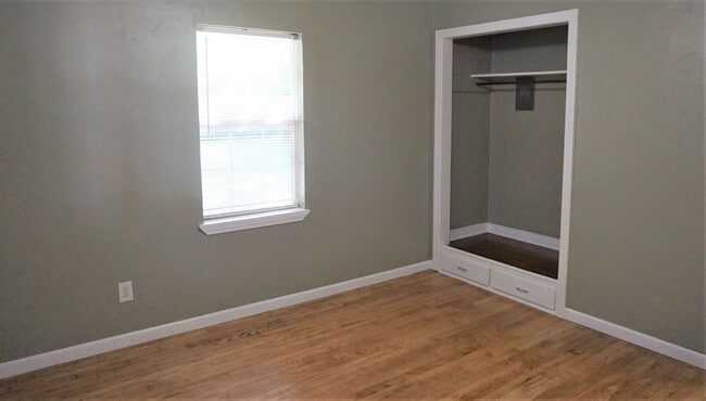 Building Photo - 2 Bed 1 Bath 1 Car Garage in the Village R...