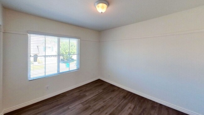 Building Photo - Spacious 4 Bedroom 3 Full Bathroom Home in...