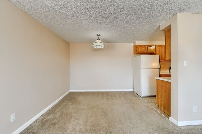 Building Photo - 130 E Highline Cir