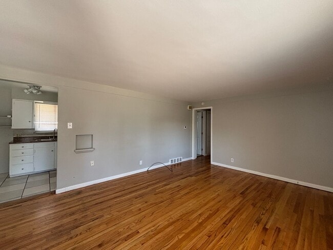 Building Photo - 2 bedroom, 1 bath duplex with hardwood floors.  Off-street parking!