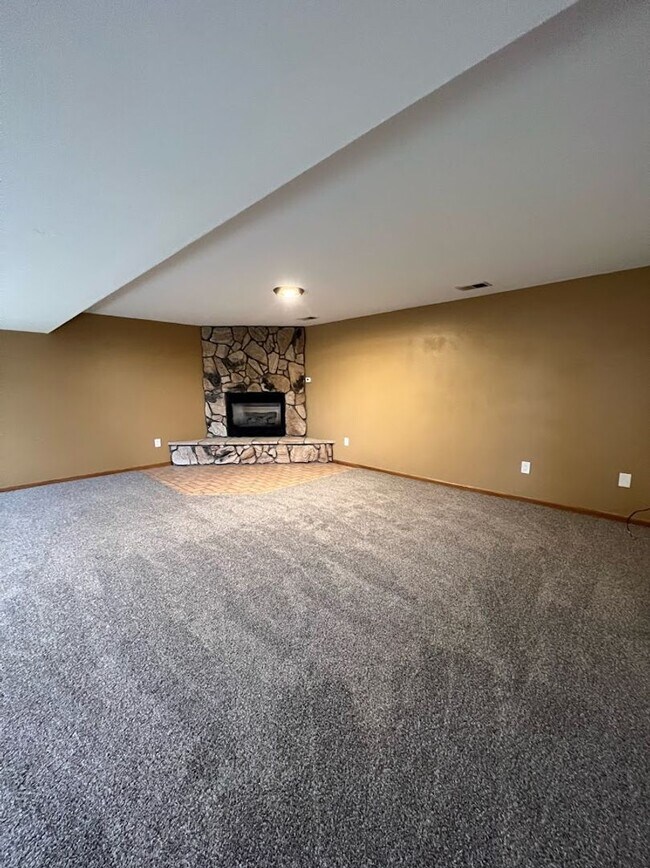 Building Photo - Long Realty & Property Management - 5 Bedr...