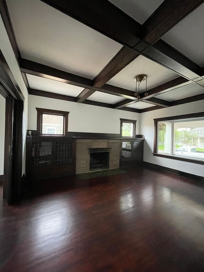 Building Photo - 4 Bedroom Home