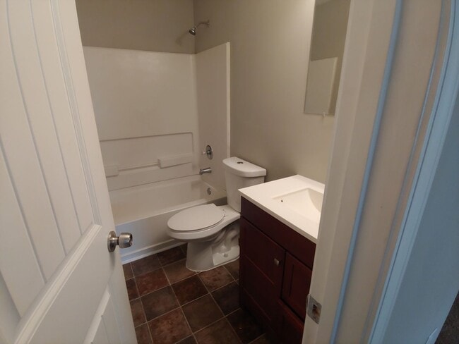 Building Photo - Renovated Townhome w/ Hardwood Floors + Updated Kitchen!