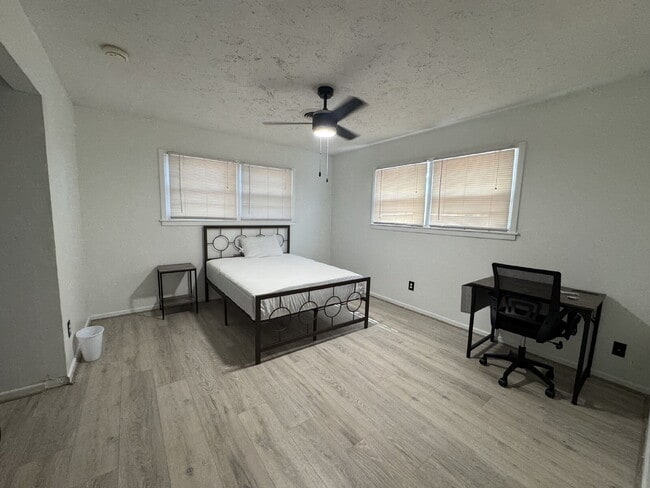 Building Photo - Bedroom Available. ALL BILLS PAID. FURNISHED